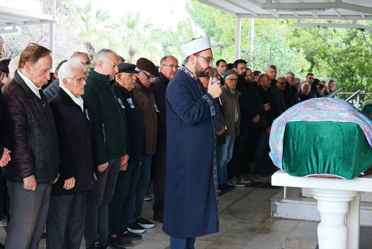 İzmir'de 83 yaşında vefat eden gazeteci Ömür Olgundemir'in cenazesi toprağa verildi....
