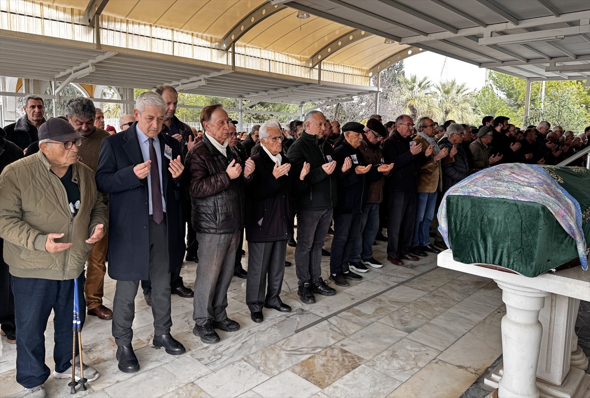 İzmir'de 83 yaşında vefat eden gazeteci Ömür Olgundemir'in cenazesi toprağa verildi....