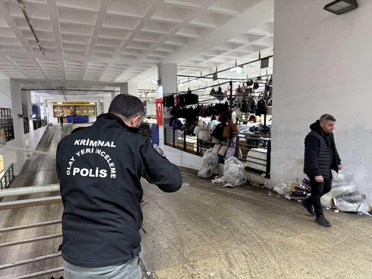 İzmir'de pazarcılar arasında çıkan silahlı ve bıçaklı kavgada yaralanan 6 kişi, hastaneye...