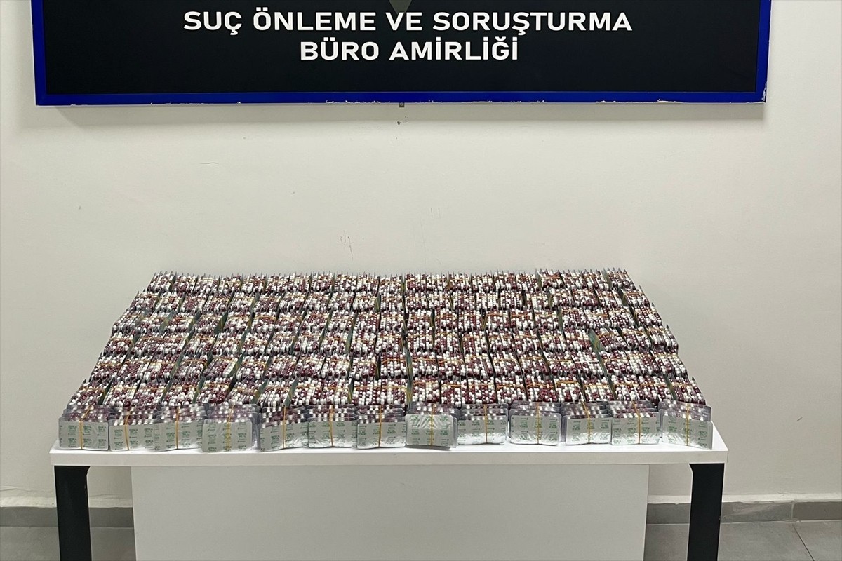 İzmir'in Bayraklı ilçesinde 15 bin 537 sentetik hap ele geçirildi, 1 kişi gözaltına alındı.