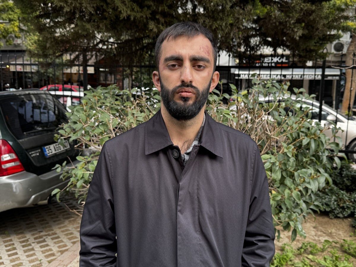 İzmir'in Buca ilçesinde, kendisine saldıran köpeklerden kaçıp bir iş yerine sığınan kişi ve 2...