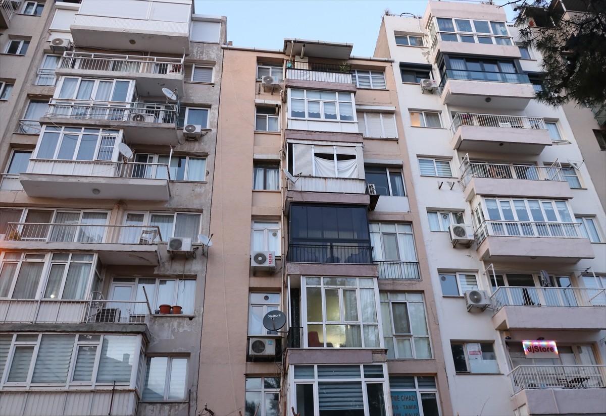 İzmir'in Konak ilçesinde tartıştığı kişiyi tabancayla ağır yaralayan zanlı gözaltına alındı. İhbar...