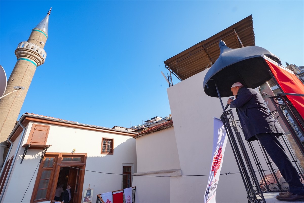 İzmir'in Konak ilçesindeki tarihi cami, iki yıllık restorasyon çalışmasının ardından ibadete...
