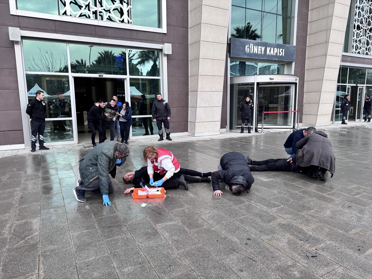 İzmir Bölge Adliye Mahkemesinde, Sivil Savunma Günü ve Deprem Haftası dolayısıyla 6,9 büyüklüğünde...