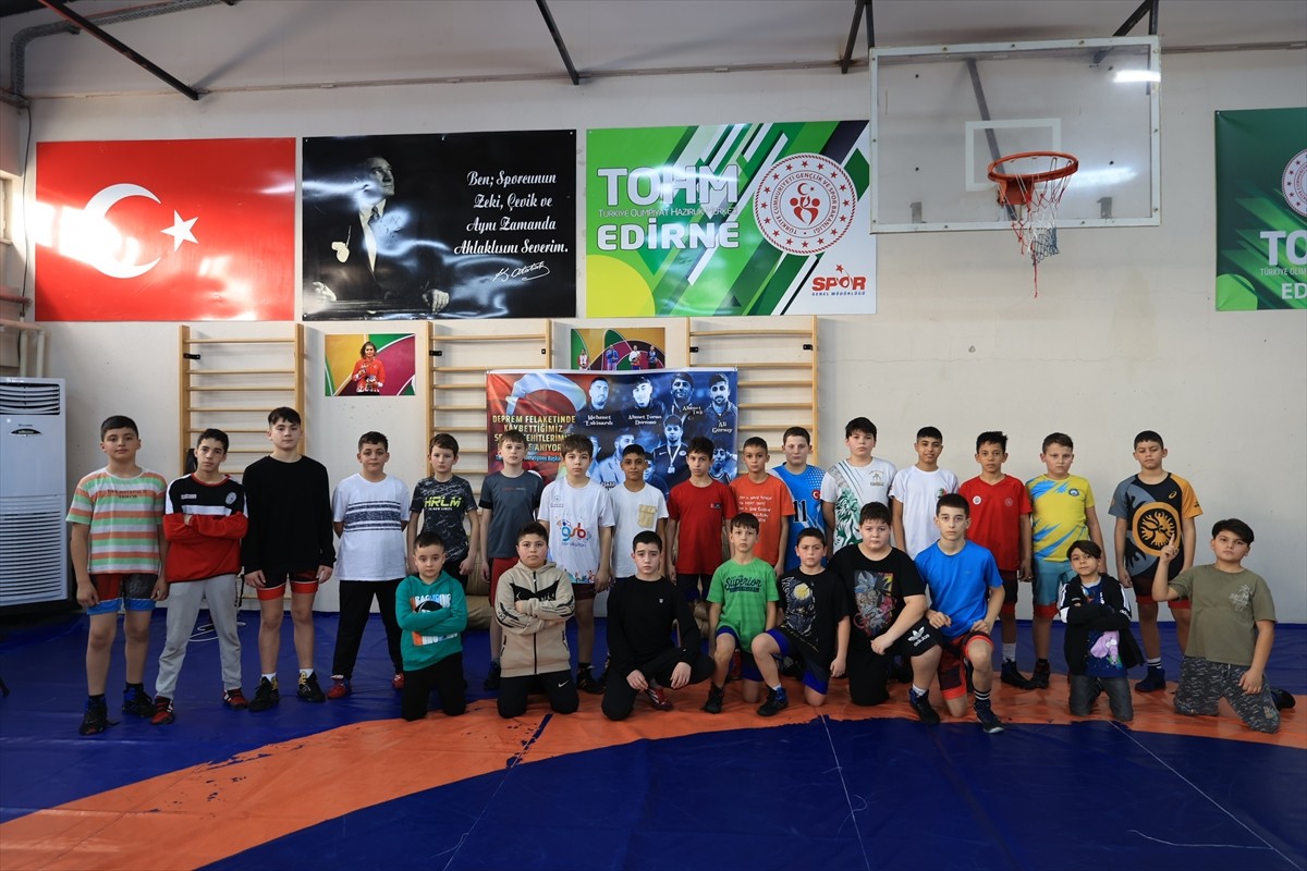 Kahramanmaraş merkezli 6 Şubat 2023'teki depremlerde yaşamını yitiren milli güreşçiler, Edirne'de...