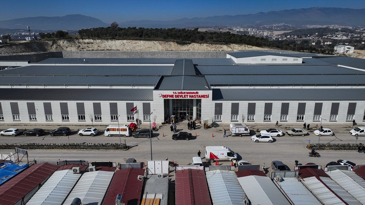 Kahramanmaraş merkezli depremlerden etkilenen Hatay'da 60 günde yapımı tamamlanan Defne Devlet...