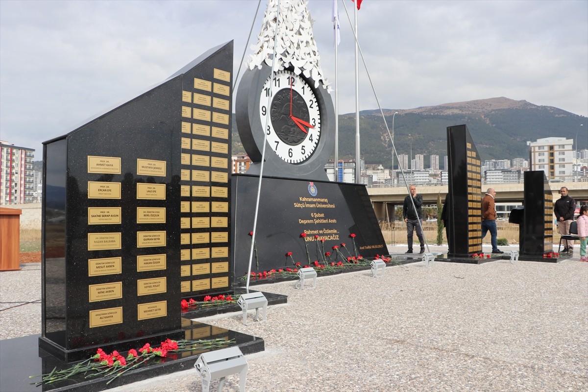 Kahramanmaraş Sütçü İmam Üniversitesi (KSÜ) yerleşkesi girişine, 6 Şubat 2023'teki depremlerde...