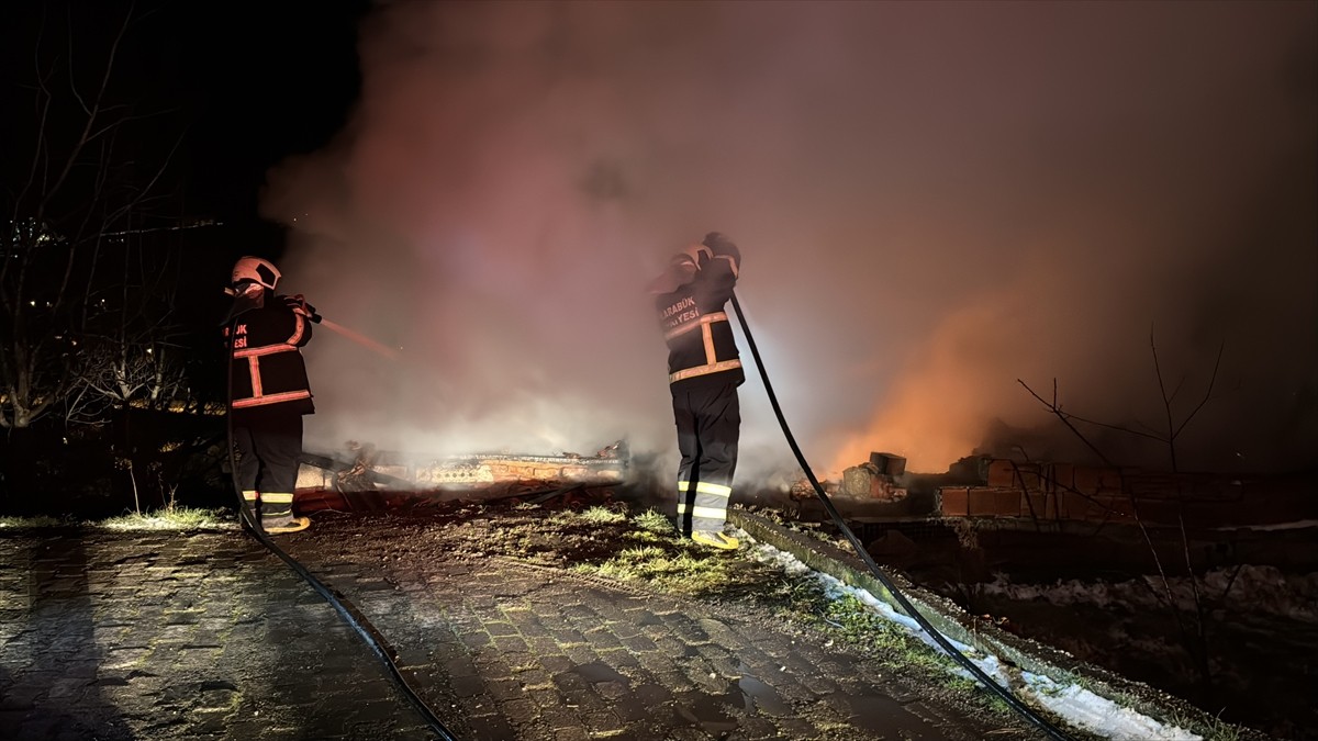Karabük'te çıkan yangında 2 katlı müstakil ev kullanılamaz hale geldi.