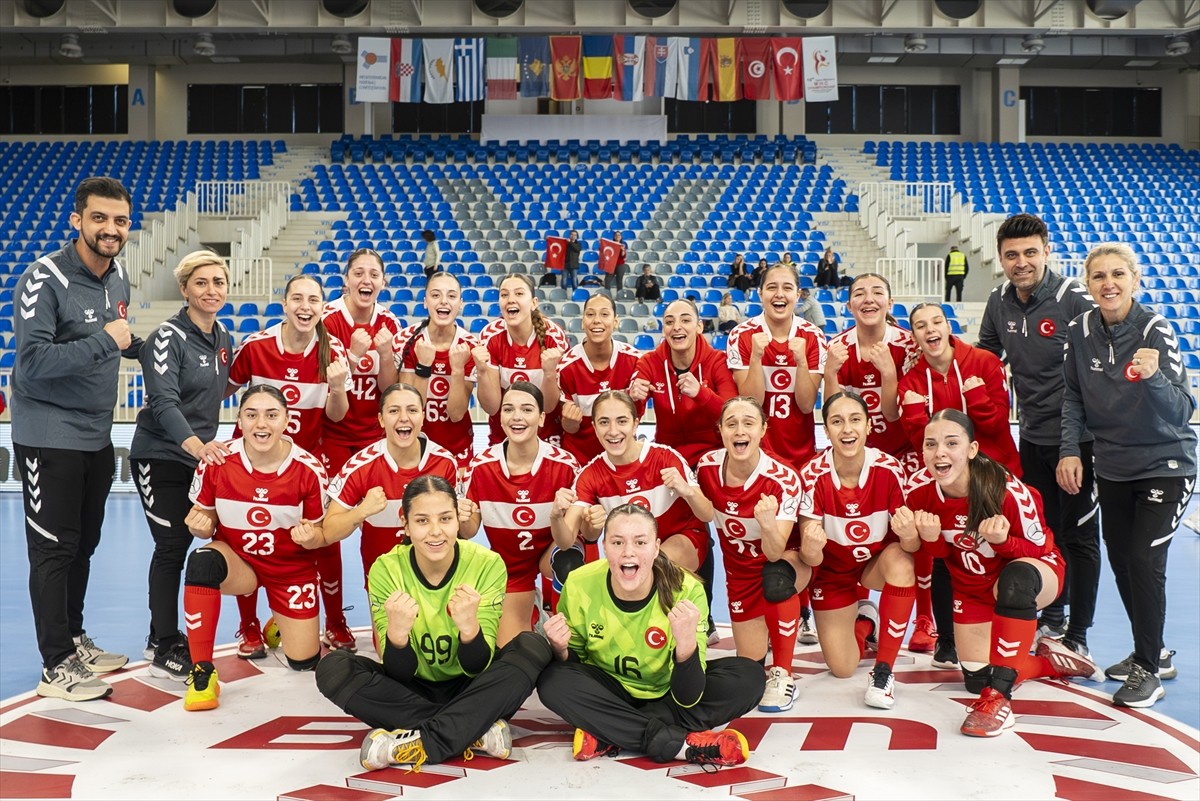 Karadağ'da düzenlenen 18. Akdeniz Konfederasyonu Şampiyonası'nda 17 Yaş Altı Milli Kadın Hentbol...
