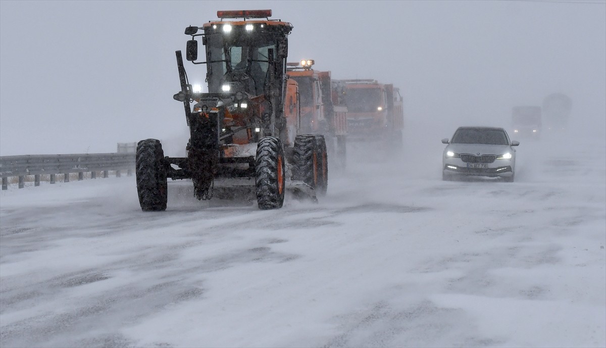 Kars'ın Sarıkamış ilçesinde kar yağışı ve tipi etkisini sürdürdü. Karayolları ekipleri, karla...