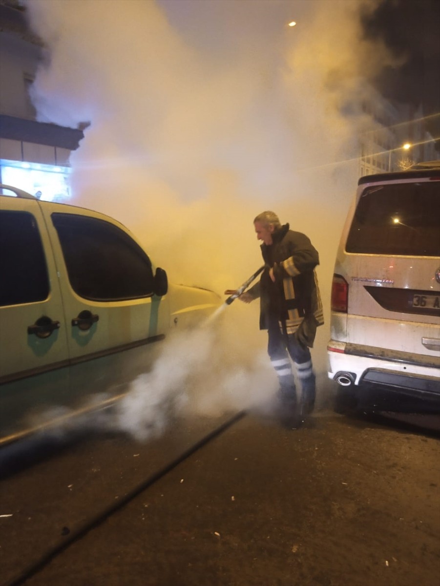 Kars'ta seyir halindeyken alev alan hafif ticari araç, kullanılamaz hale geldi.