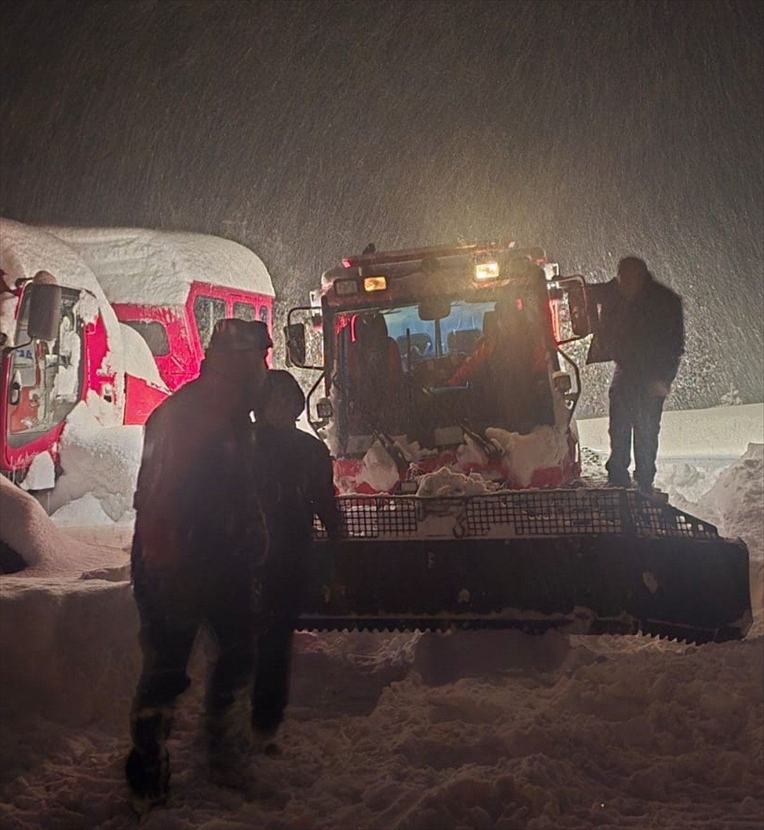 Kastamonu'da yoğun kar yağışı nedeniyle enerji nakil hatlarında meydana gelen arızalara müdahale...