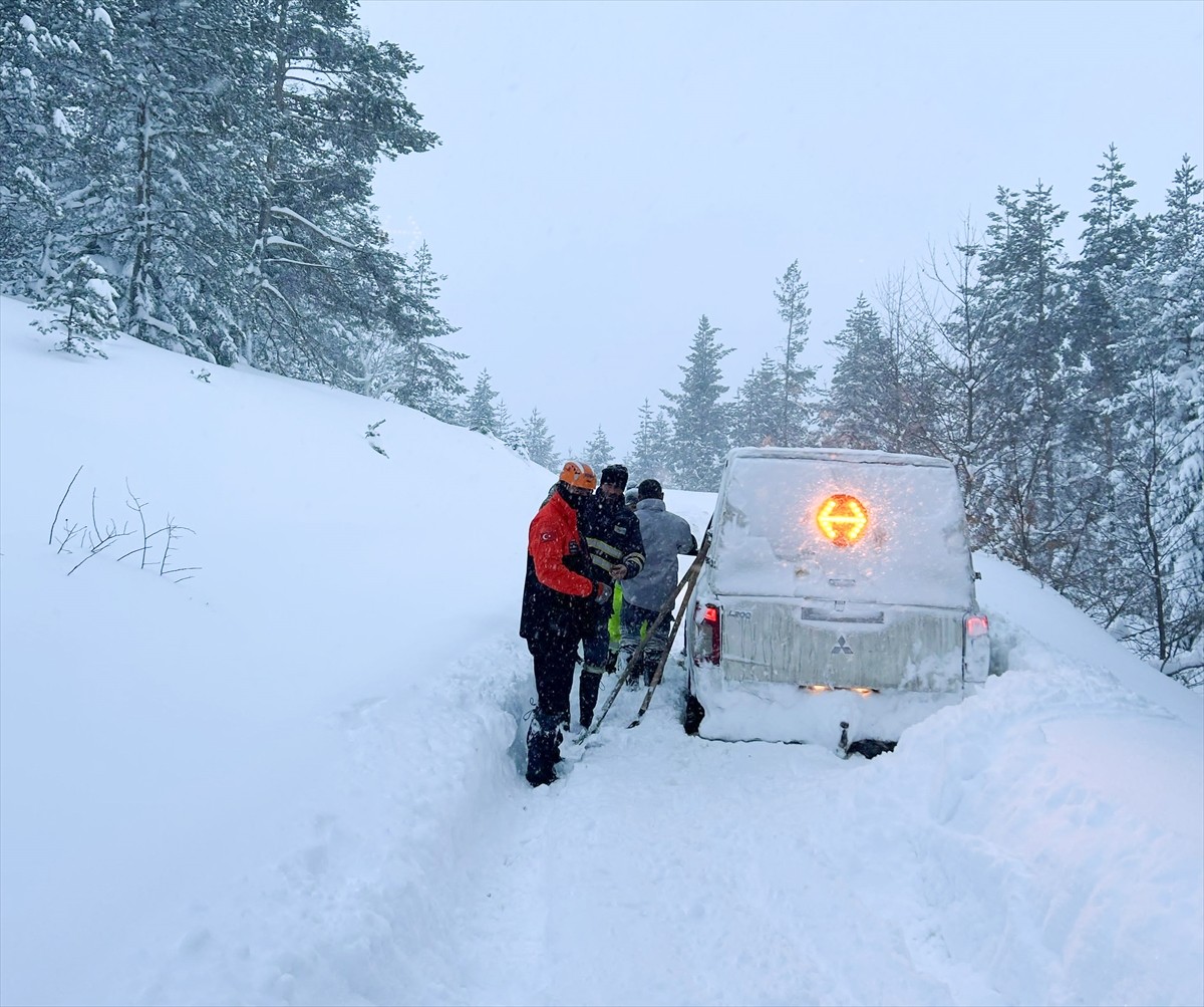 Kastamonu'da yoğun kar yağışı nedeniyle enerji nakil hatlarında meydana gelen arızalara müdahale...