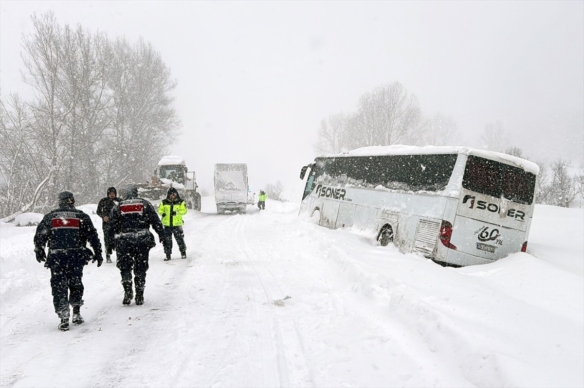 Kastamonu'nun Devrekani ilçesinde kar nedeniyle kayarak şarampole düşen yolcu otobüsü, ekiplerin...