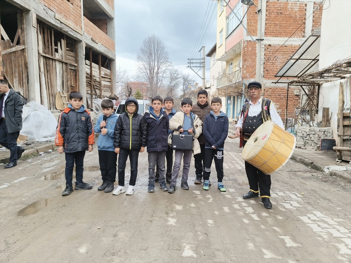 Kastamonu'nun İhsangazi ilçesinde öğrenciler, maniler okuyarak ramazanın gelişini kutladı ve...