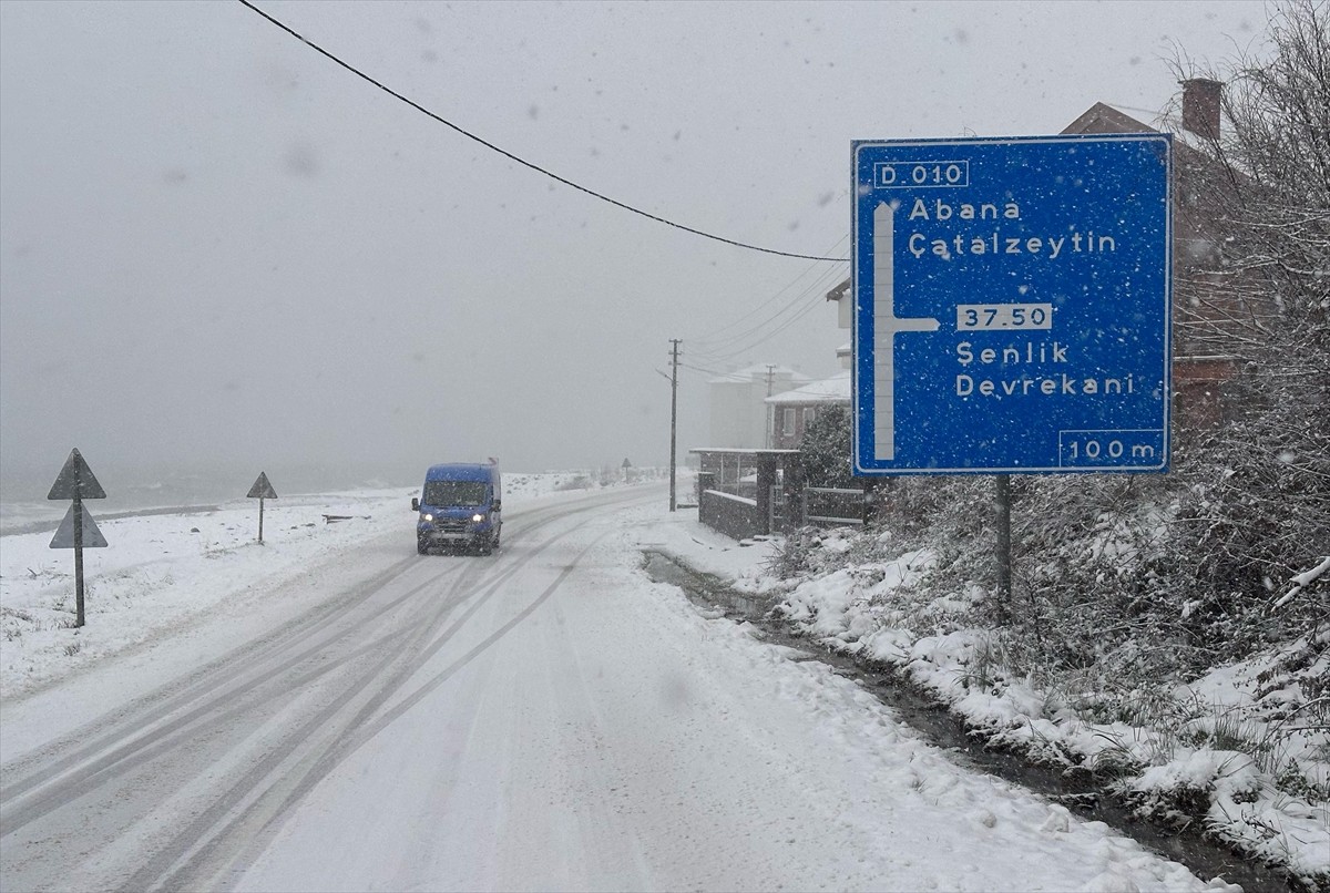 Kastamonu'nun kent merkezi ile yüksek kesimlerinde kar yağışı etkili olmaya devam etti.