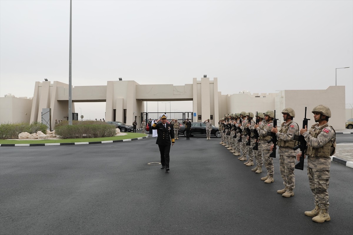 Katar’da resmî temaslarda bulunan Deniz Kuvvetleri Komutanı Oramiral Ercüment Tatlıoğlu...