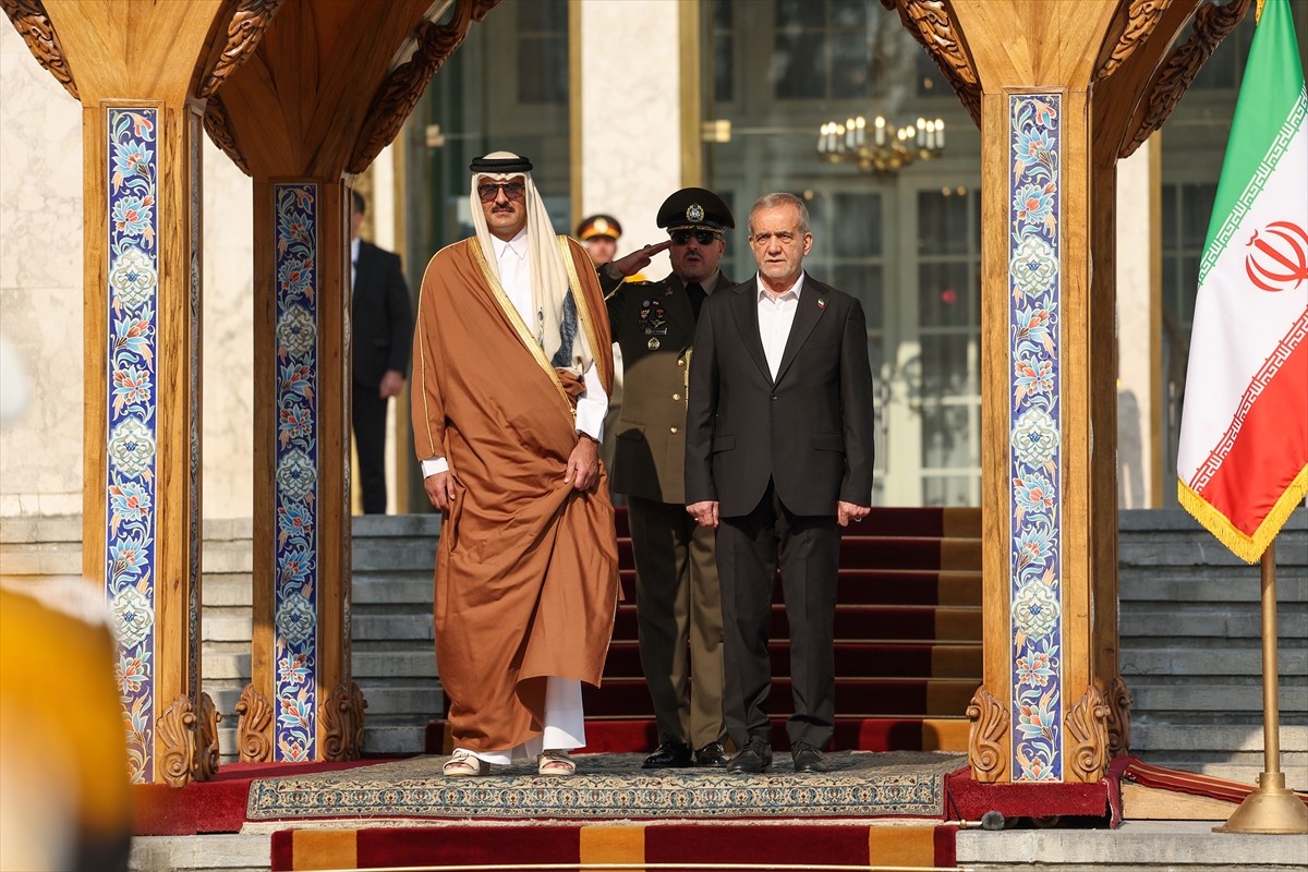 Katar Emiri Şeyh Temim bin Hamed Al Sani (solda), resmi temaslarda bulunmak üzere geldiği İran'ın...