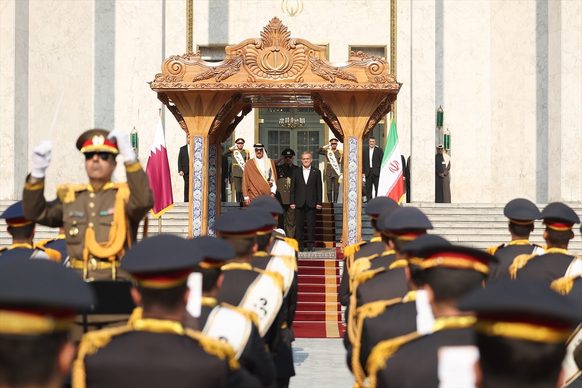 Katar Emiri Şeyh Temim bin Hamed Al Sani (solda), resmi temaslarda bulunmak üzere geldiği İran'ın...