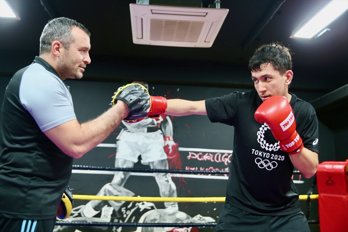 Katıldıkları ulusal ve uluslararası müsabakalarda çeşitli dereceler elde eden genç boksörlerden...