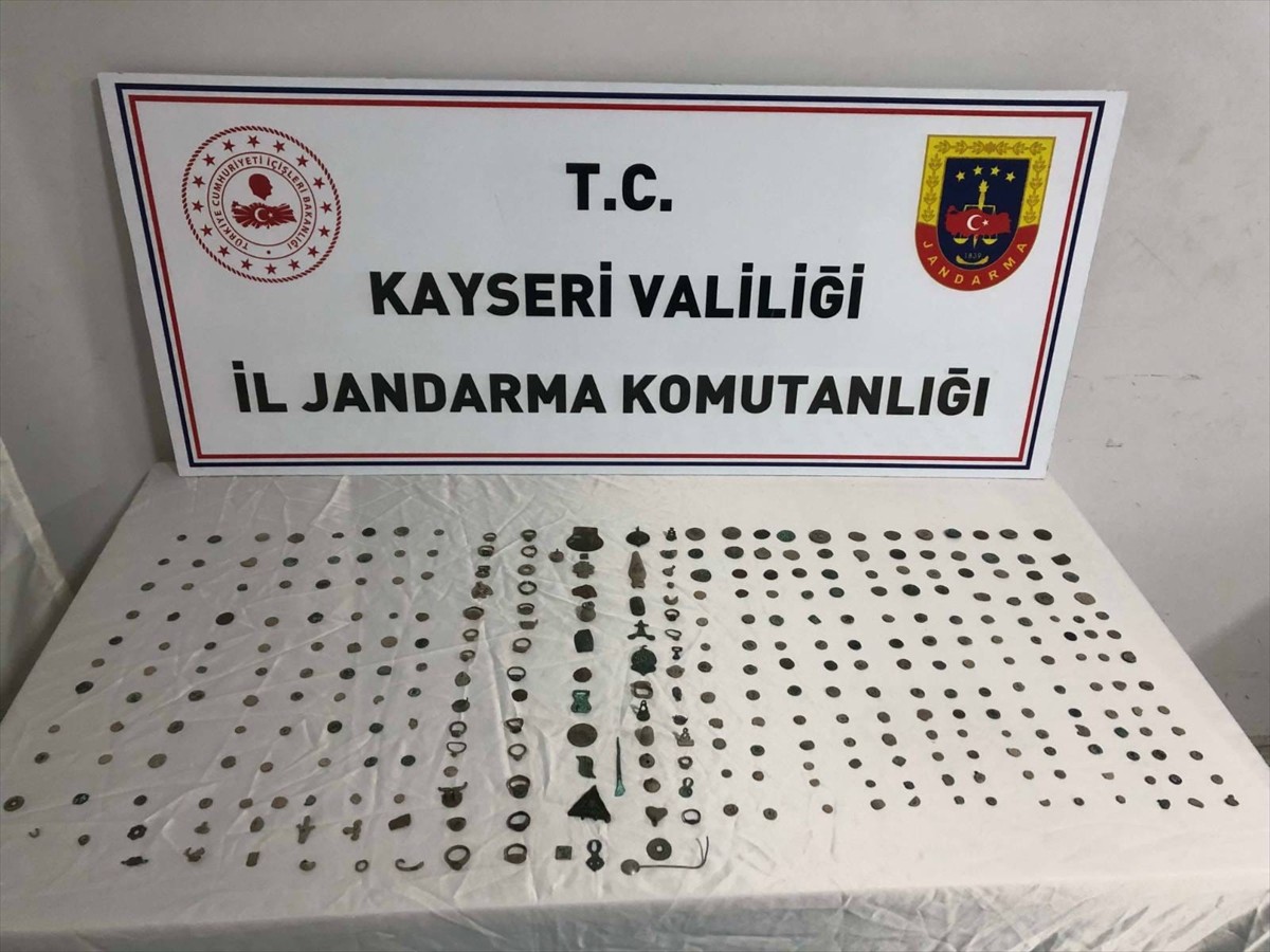 Kayseri'de tarihi eser niteliğinde olduğu değerlendirilen 328 obje ele geçirildi, 1 kişi gözaltına...