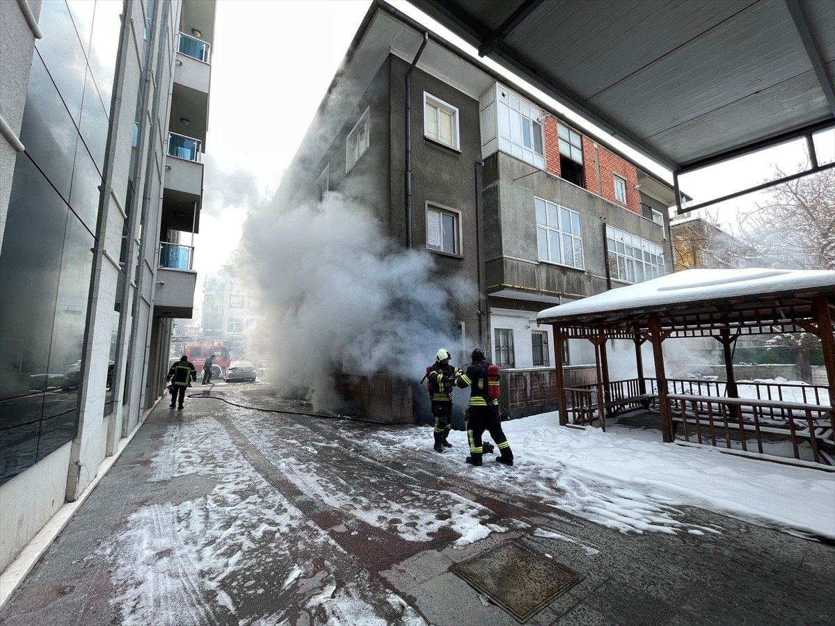 Kayseri'nin Kocasinan ilçesinde bir apartmanda çıkan ve devriye gezen polis ekibi tarafından fark...