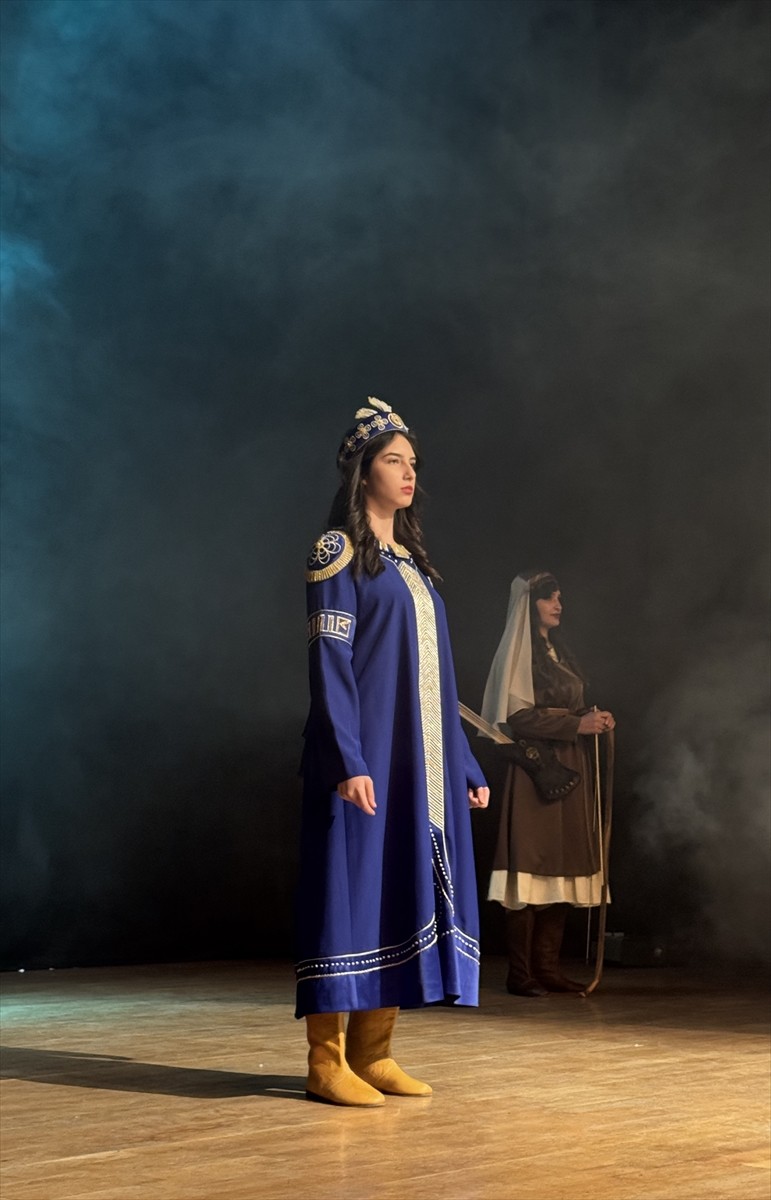 Kayseri Olgunlaşma Enstitüsü tarafından hazırlanan Selçuklu kıyafetleriyle bir defile düzenlendi....