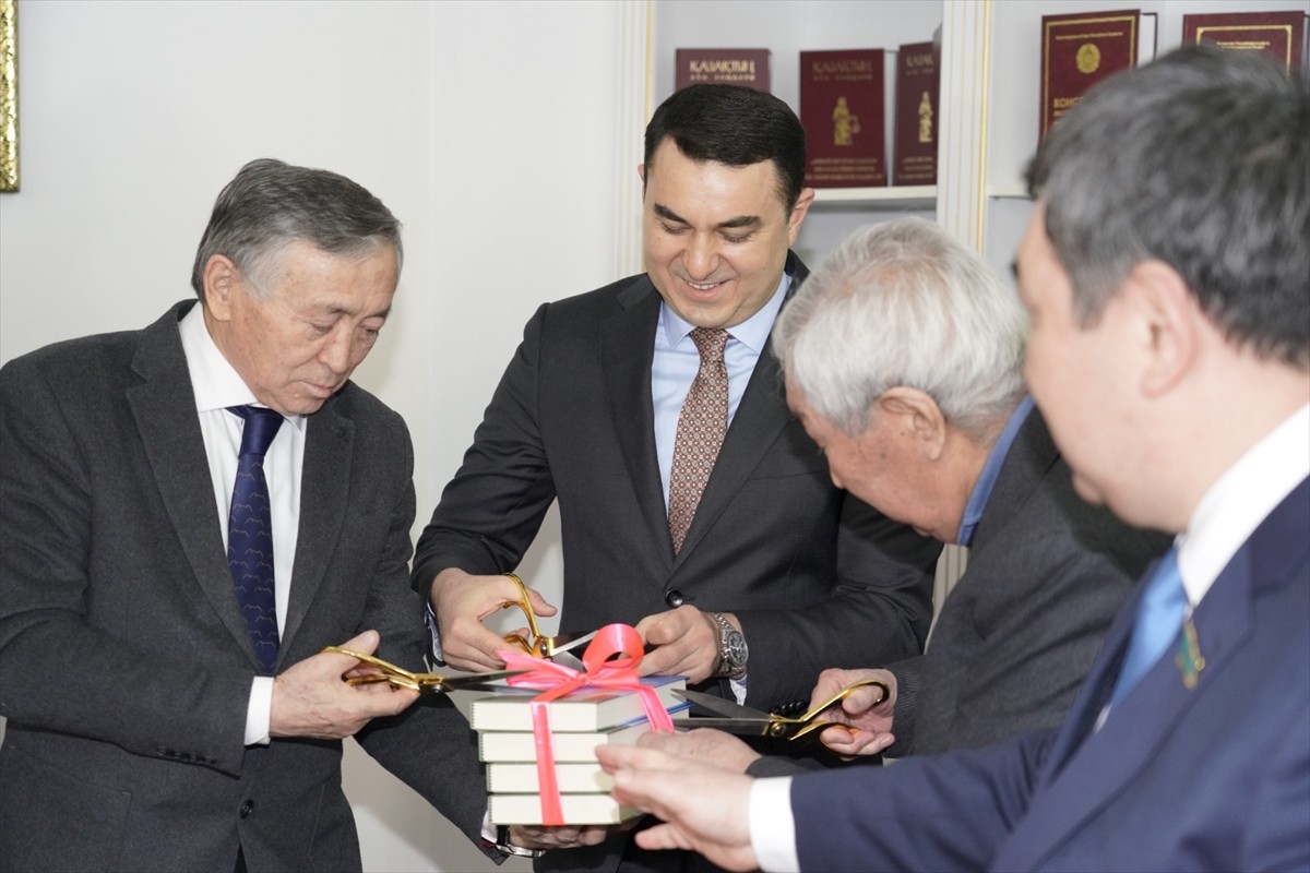 Kazakistan'ın başkenti Astana'da, Türkolog Prof. Dr. Darhan Kıdırali'nin Türkçe basılan "Büyük...