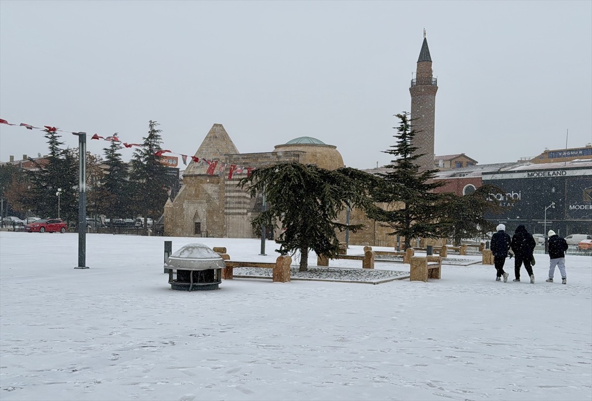 Kırşehir'de aralıklarla devam eden kar yağışı etkisini sürdürüyor. Kentte öğle saatlerinden...