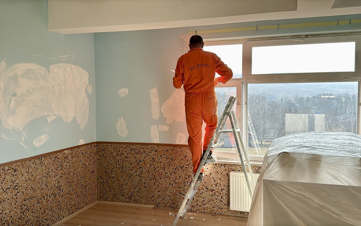 Kırşehir'in Akpınar ilçesinde öğrenciler, yarıyıl tatilinde hükümlülerin boya, bakım, onarım ve...