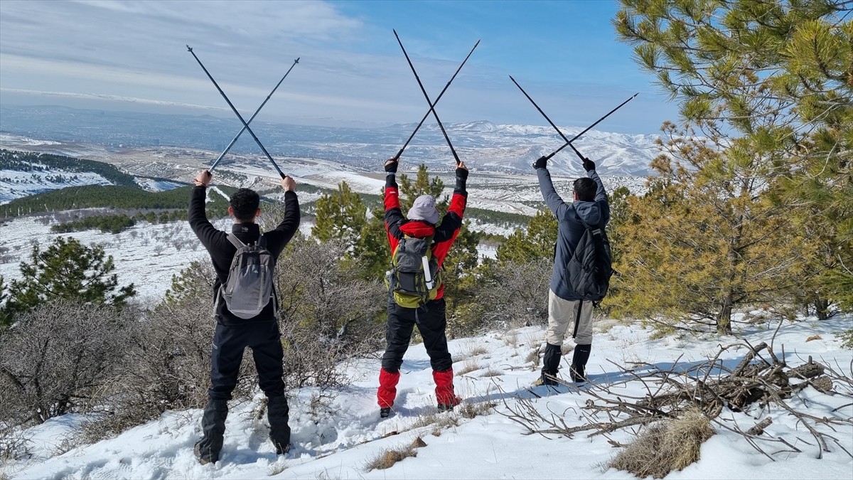 Kırşehirli dağcılar, Kındam Dağı'nın 1720 metre yüksekliğindeki zirvesine tırmanarak Türk bayrağı...