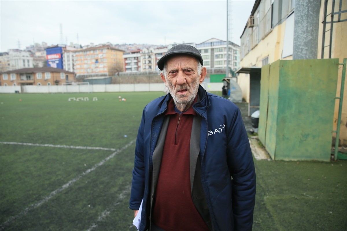 Kocaeli'de 45 yıl boyunca köfte ekmek sattığı statta oynan maçlarda hakemlere sorular yönelten...