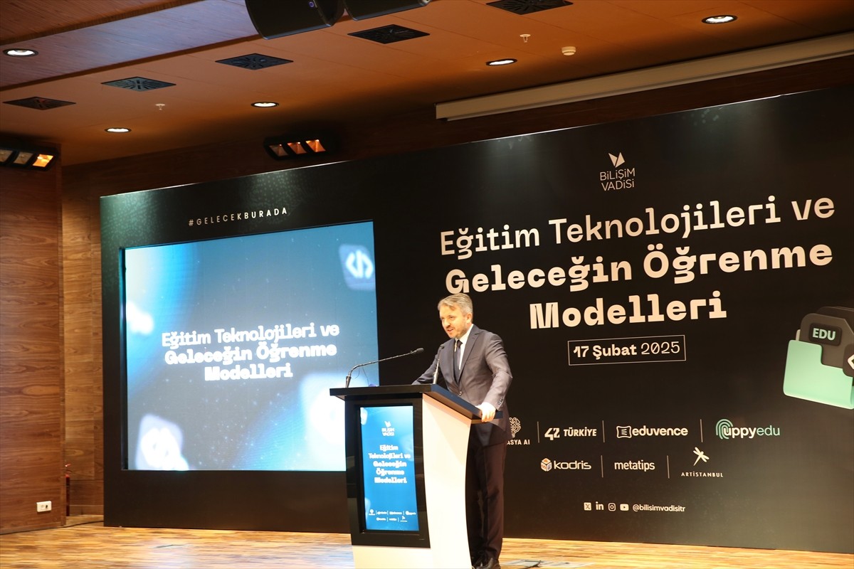 Kocaeli'de düzenlenen "Eğitim Teknolojileri ve Geleceğin Öğrenme Modelleri" etkinliğinde Bilişim...