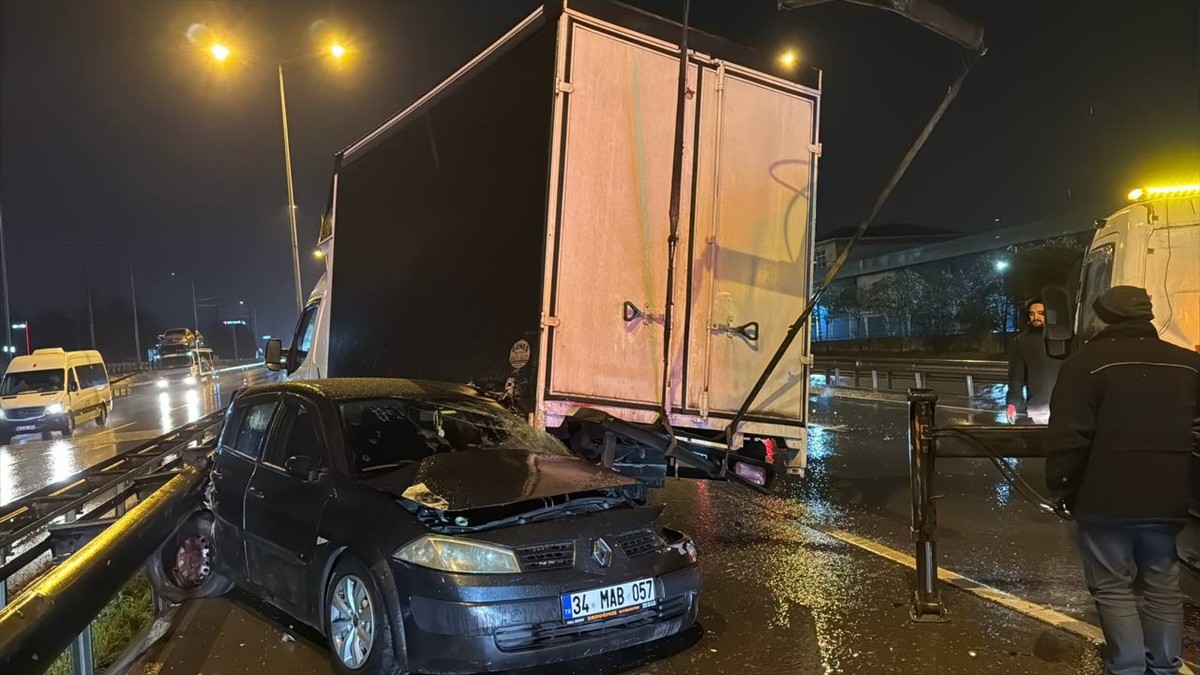 Kocaeli'nin Gebze ilçesinde meydana gelen iki trafik kazasında 3 kişi yaralandı.