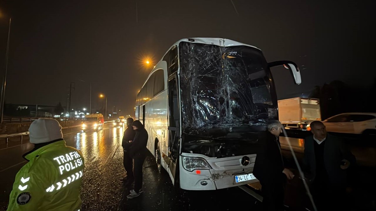 Kocaeli'nin Gebze ilçesinde meydana gelen iki trafik kazasında 3 kişi yaralandı.