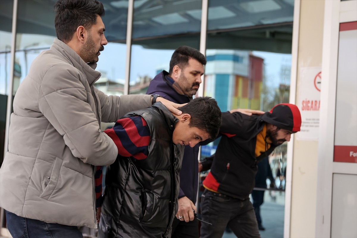 Konya'nın Karatay ilçesinde bir iş yerine tabancayla ateş edilmesiyle ilgili 3 şüpheli gözaltına...