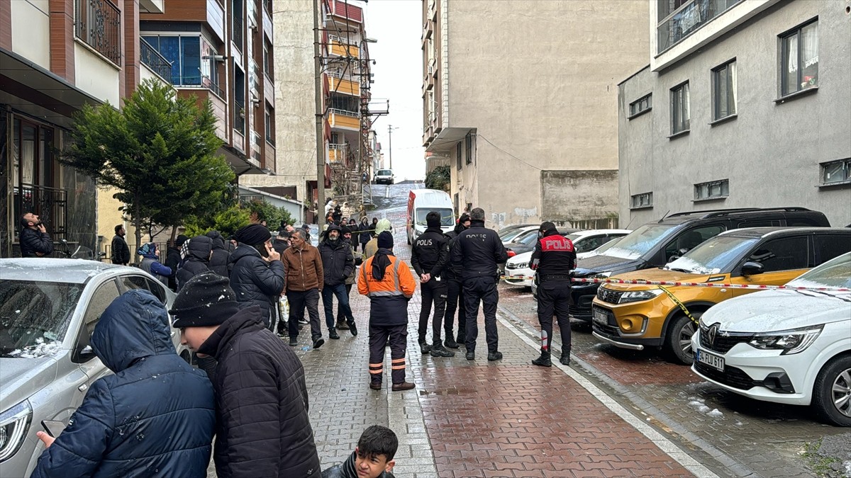 Küçükçekmece'de çatısına yıldırım isabet eden binadan kopan parçalar nedeniyle 1 kişi yaralandı...