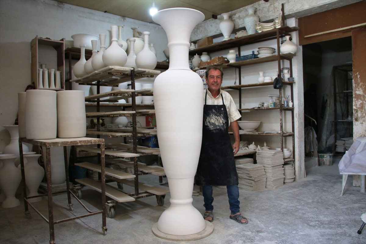 Kütahya'da çini ustası Remzi Oruç, çini çamurundan 2 metreyi aşkın uzunlukta vazo üretti.