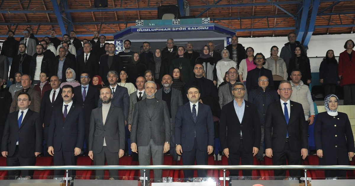 Kütahya'da, "Emek Sizden, Destek Bizden Projesi" kapsamında sporculara malzeme dağıtımı yapıldı....