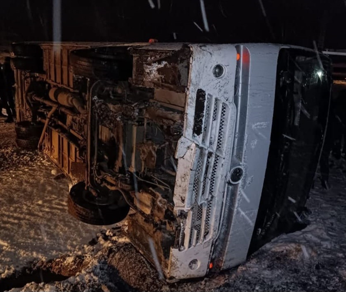 Kütahya'nın Tavşanlı ilçesinde, işçileri taşıyan servis midibüsünün devrilmesi sonucu 3 kişi...