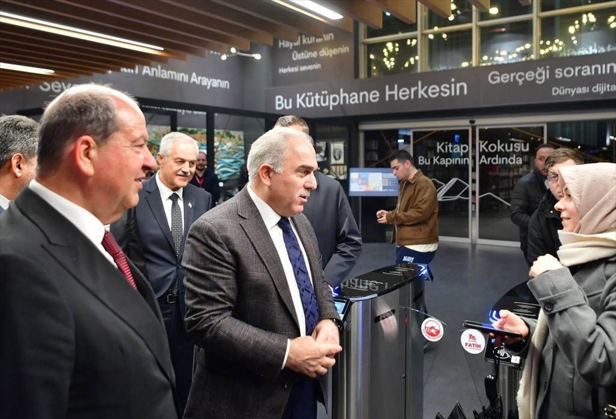 Kuzey Kıbrıs Türk Cumhuriyeti (KKTC) Cumhurbaşkanı Ersin Tatar (solda), İstanbul'daki Fatih Merkez...