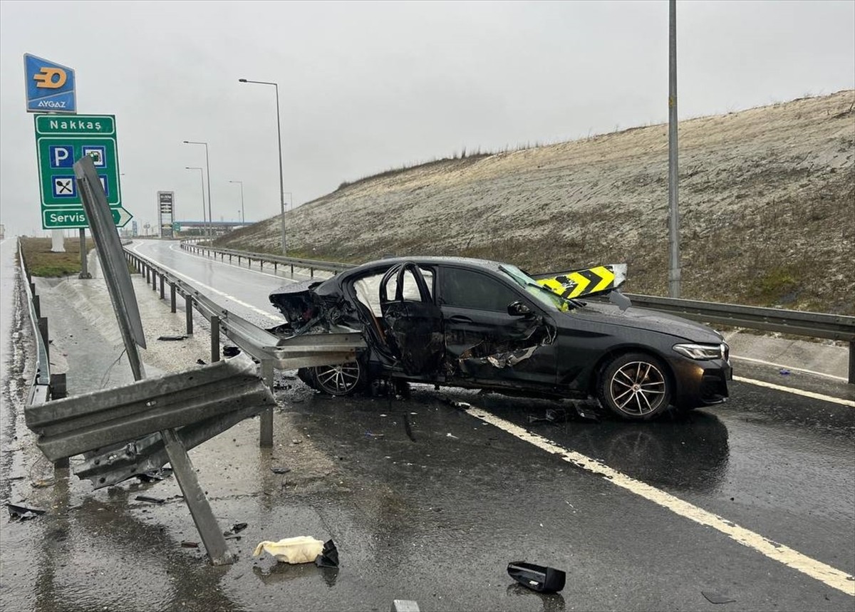 Kuzey Marmara Otoyolu'nun Çatalca mevkisinde otomobilin bariyere çarpması sonucu 1 kişi hayatını...