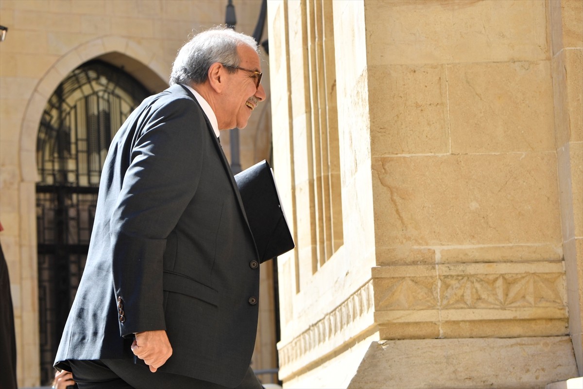 Lübnan'da Nevvaf Selam (fotoğrafta) başbakanlığındaki hükümet, Meclis'te yapılan görüşme ve oylama...