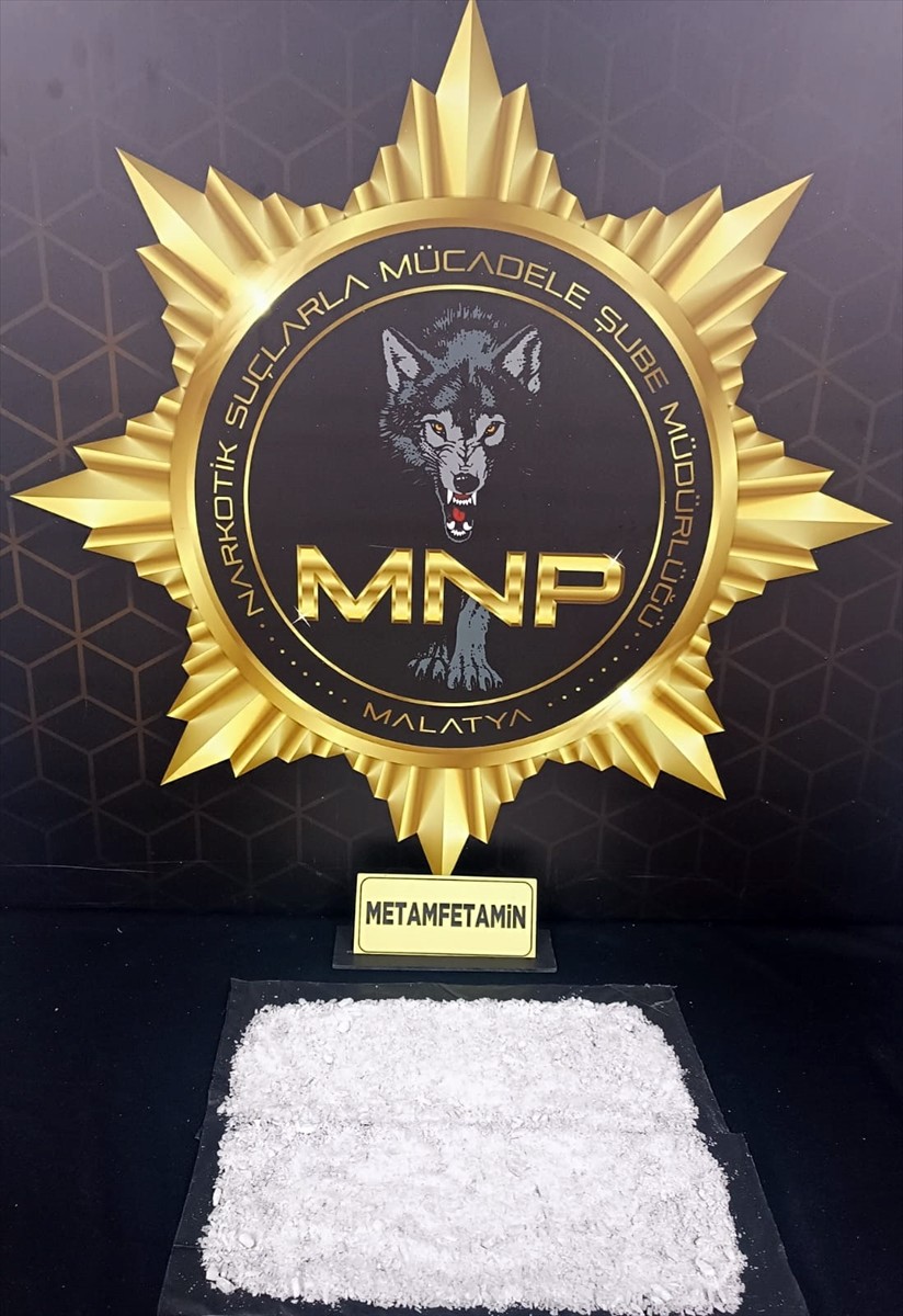 Malatya'da uyuşturucu satıcılarına yönelik operasyonda gözaltına alınan 8 şüpheliden 6'sı...