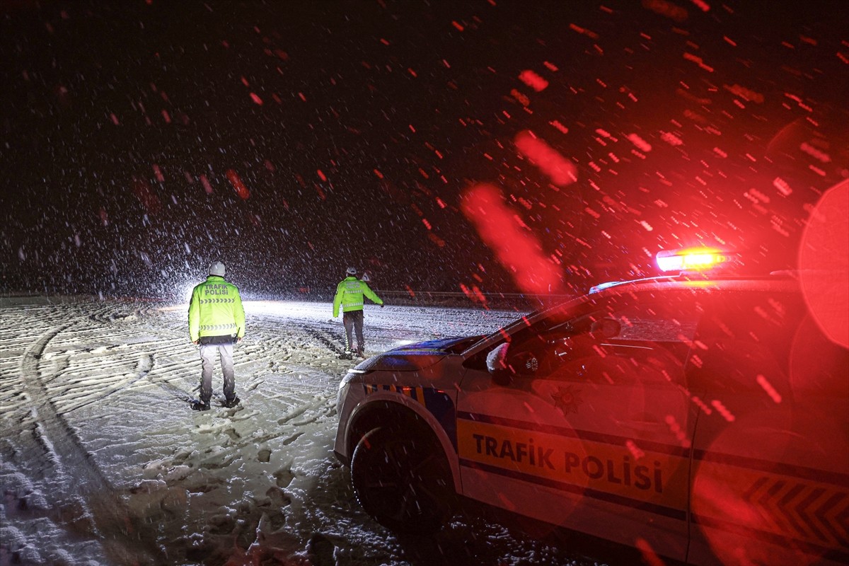 Malatya'nın Darende ilçesinde etkili olan kar yağışı nedeniyle D-300 kara yolu, çekici ve kamyon...