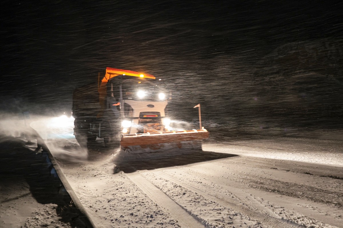 Malatya'nın Darende ilçesinde etkili olan kar yağışı nedeniyle D-300 kara yolu, çekici ve kamyon...