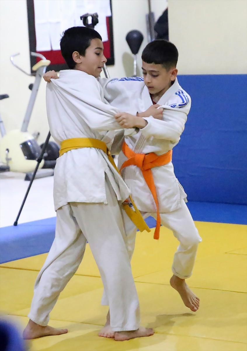 Manisa'da bir okulun eski kalorifer dairesinden dönüştürülen antrenman salonunda yetişen...