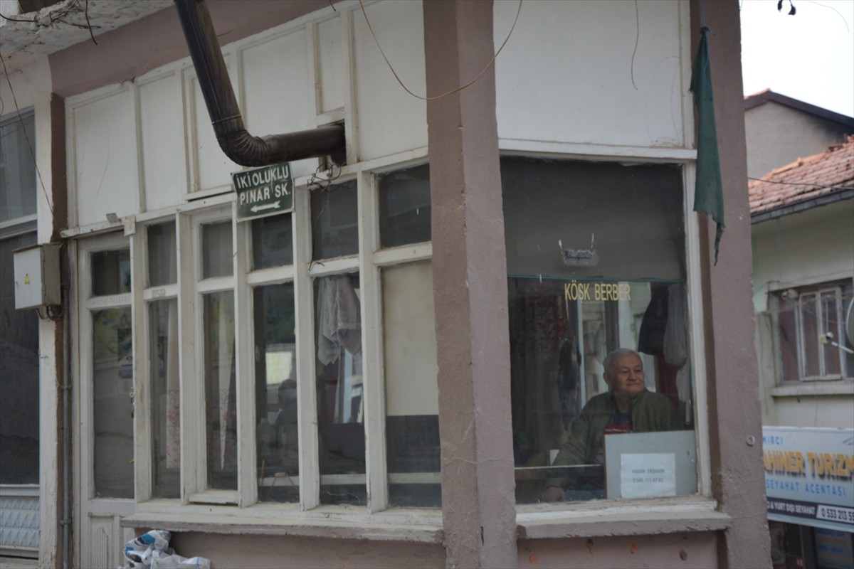 Manisa'nın Demirci ilçesinde 69 yaşındaki Hasan Erşahin (fotoğrafta), 57 yıl önce başladığı...