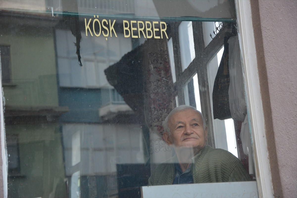 Manisa'nın Demirci ilçesinde 69 yaşındaki Hasan Erşahin (fotoğrafta), 57 yıl önce başladığı...