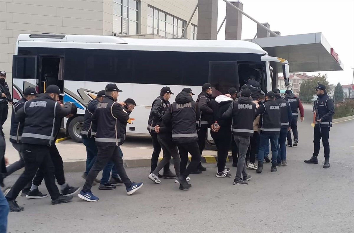 Manisa merkezli 3 ilde düzenlenen suç örgütü operasyonunda gözaltına alınan 17 zanlıdan 10'u...